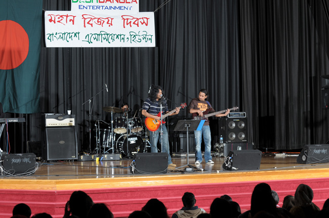 2010 Bijoy Dibosh – James Concert by Azadul Haq, Jan 02, 2010